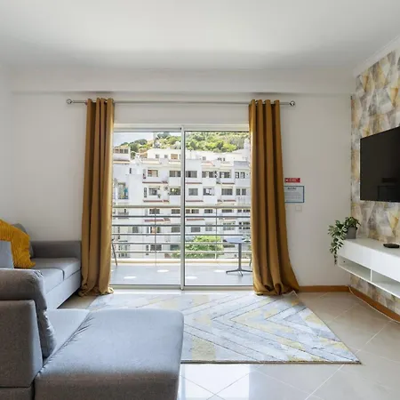 Spacious & With Rare Parking Appartamento