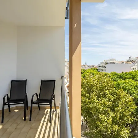 Spacious & With Rare Parking Appartamento