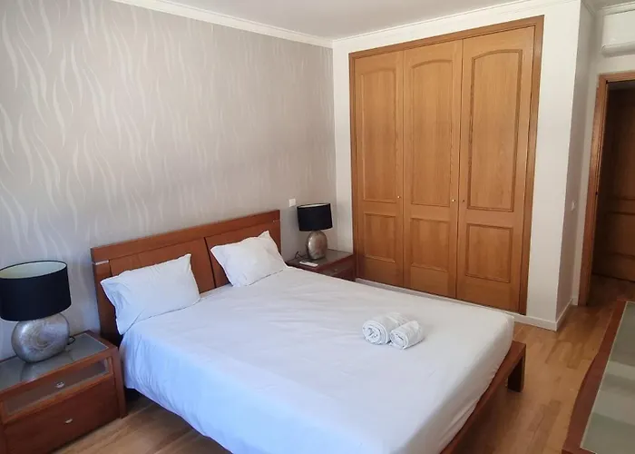 Spacious & With Rare Parking Apartment *